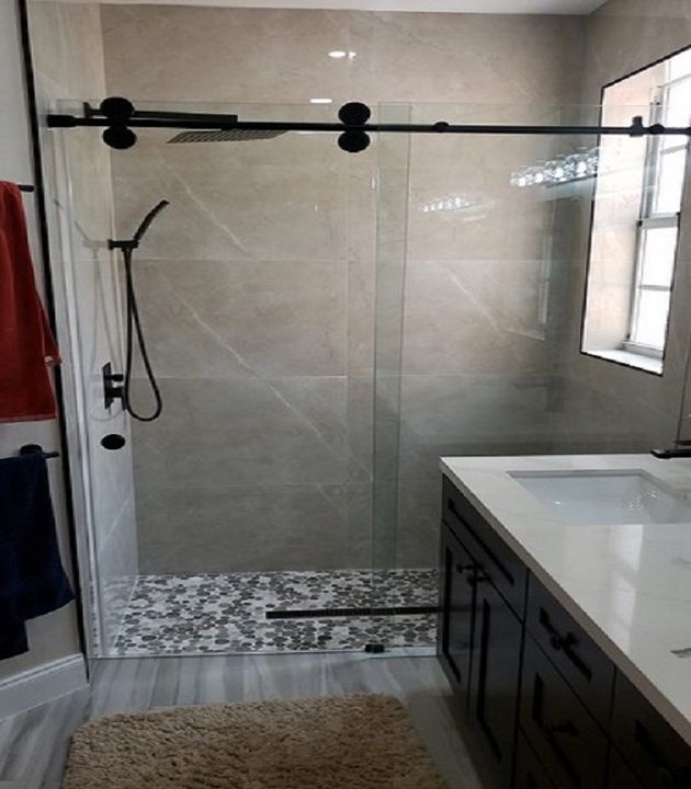 Crescent Shower glass enclosure, photo 3